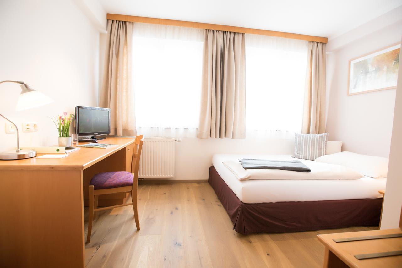 Hotel Moserwirt Бад Гоисерн Экстерьер фото